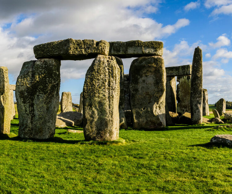 stonehenge-prehistoric-henge-with-large-stones-s